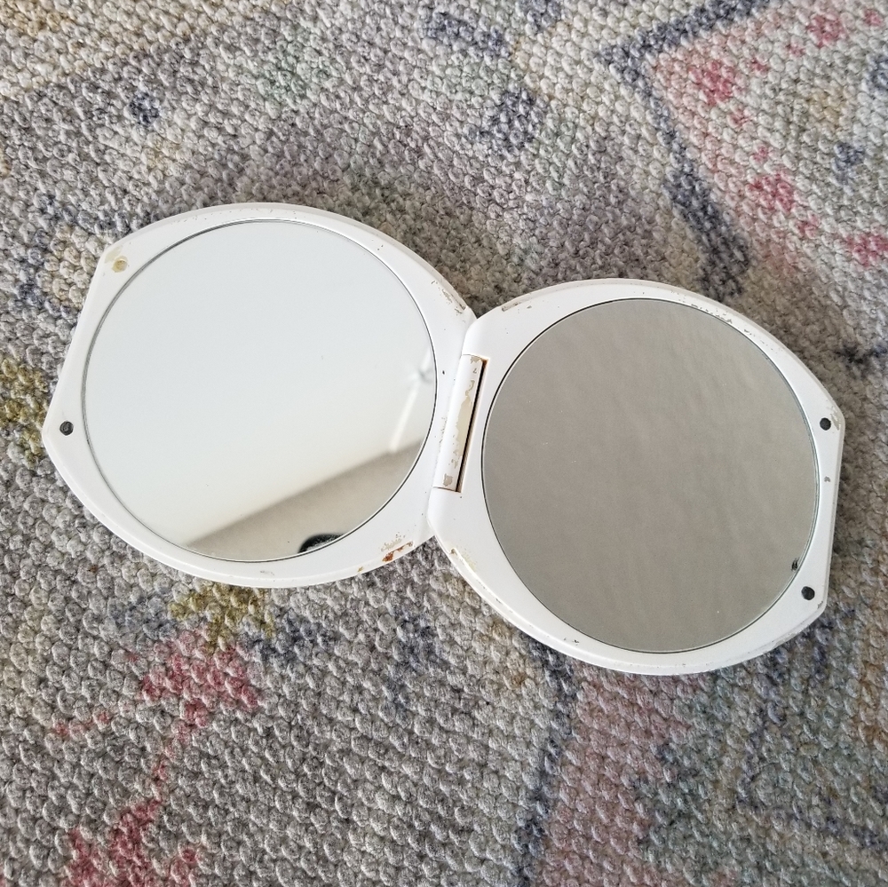 Compact Standard and Magnifying Mirror
